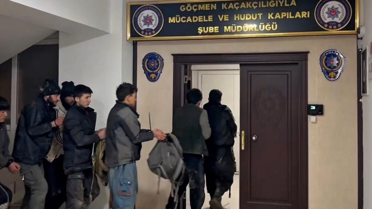 Ağrı Dağı kırsalında 11 düzensiz göçmen ve 3 göçmen kaçakçısı yakalandı