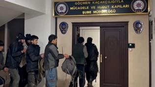 Ağrı Dağı kırsalında 11 düzensiz göçmen ve 3 göçmen kaçakçısı yakalandı