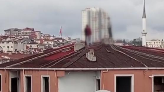 Çocukların çatıdaki tehlikeli oyunu kamerada