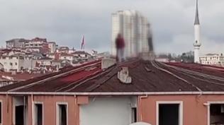 Çocukların çatıdaki tehlikeli oyunu kamerada