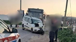 İzmir'de belediye otobüsü ile araç kafa kafaya çarpıştı: 1 ölü, 2 yaralı
