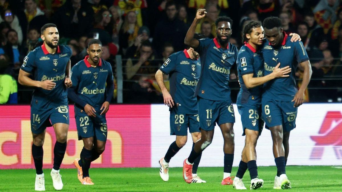 Lens, liderli�i b�rakmad�!