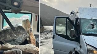 Seyir halinde üzerlerine kaya yağdı