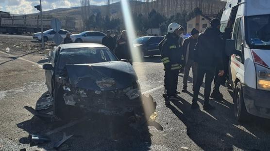 Yozgat'ta otomobil ile kamyon çarpıştı: Yaralılar var