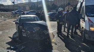 Yozgat'ta otomobil ile kamyon çarpıştı: Yaralılar var