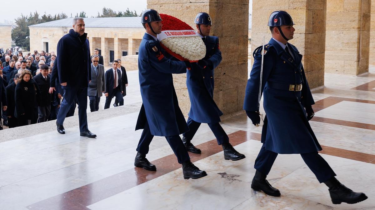 16. Büyükelçiler Konferansı... Bakan Fidan Anıtkabir'i ziyaret etti