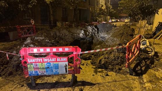 Avcılar'da yol çöktü... 1 işçi göçük altında kaldı