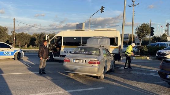 Bal�kesir'de ��renci servisi otomobille �arp��t�: 8 ki�i yaraland�