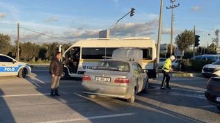 Balıkesir'de öğrenci servisi otomobille çarpıştı: 8 kişi yaralandı