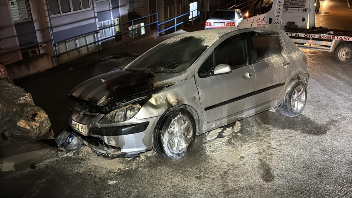 Karabük'te duvara çarpan otomobil alev aldı