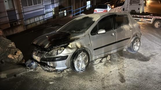 Karab�k'te duvara �arpan otomobil alev ald�