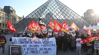 Louvre Müzesi'nde grev krizi: Ziyarete kapatıldı