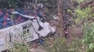 Mezuniyetlerini kutlayacaklardı! Okul otobüsü uçurumdan yuvarlandı: Onlarca ölü ve yaralı var