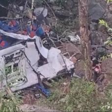 Mezuniyetlerini kutlayacaklard�! Okul otob�s� u�urumdan yuvarland�: Onlarca �l� ve yaral� var