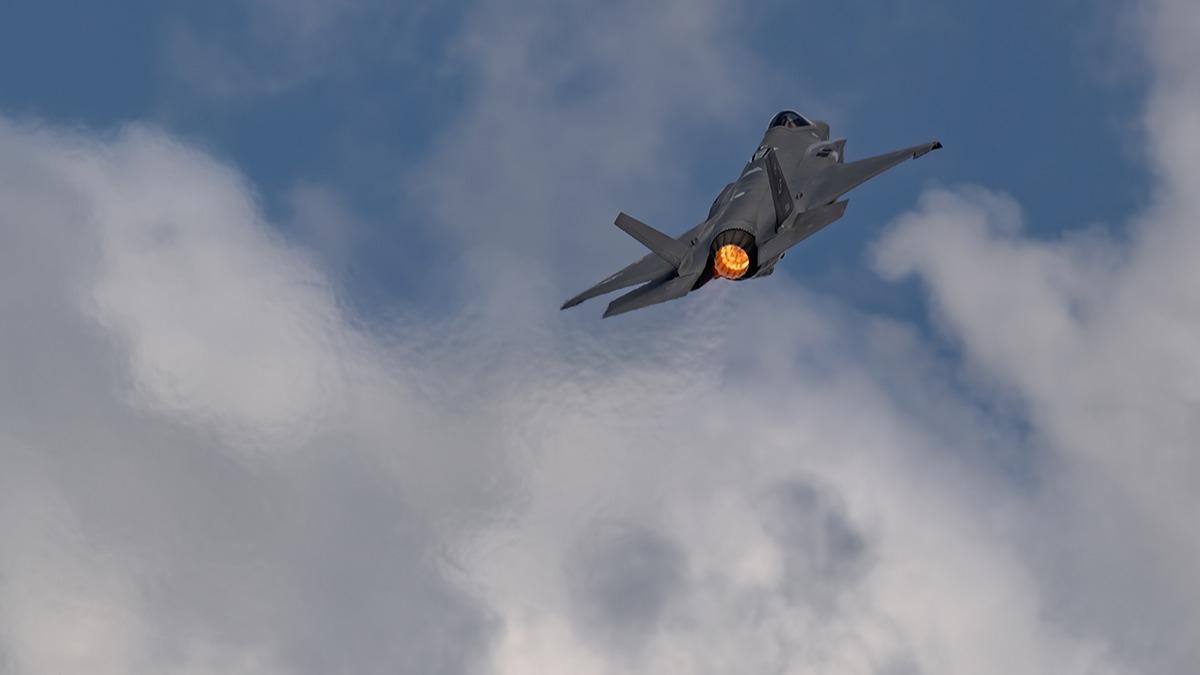 �lk F-35 sava� u�a�� hava �ss�nde