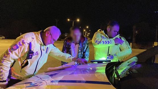 Alkoll� s�r�c� dakikalarca dil d�kt�