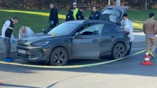 Bak�rk�y'de otomobile infaz gibi sald�r�! S�r�c� hayat�n� kaybetti