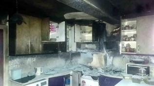 Bir bardak su almaya kalkt�, faciay� �nledi