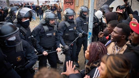 �spanya'da g��men skandal�: Zorla ��kar�ld�lar