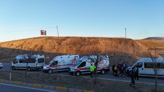 K�r�kkale'de 3 servis minib�s� �arp��t�: 10 ki�i hastaneye kald�r�ld�