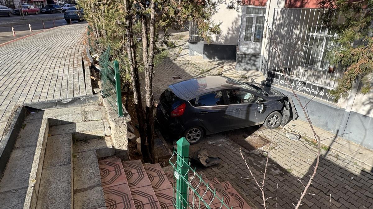 Yozgat'ta bir ara� apartman�n bah�esine d��t�: 4 yaral�