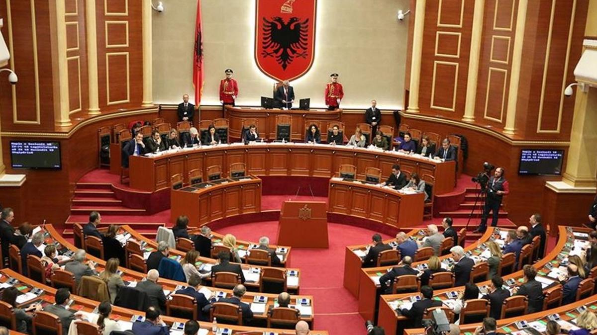 Arnavutluk Meclisi'nde milletvekilleri birbirine girdi