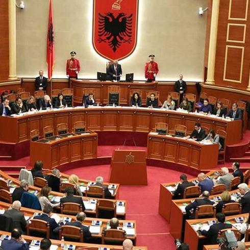 Arnavutluk Meclisi'nde milletvekilleri birbirine girdi