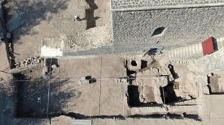 Bir asırdır toprak altındaydı! Artuklu Sarayı kazısında en eski sur katmanı ortaya çıktı