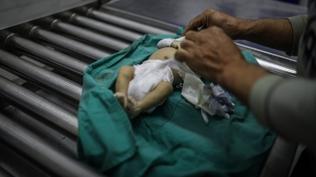 Gazze'de insanlık dramı... Bir aylık bebek soğuğa yenildi