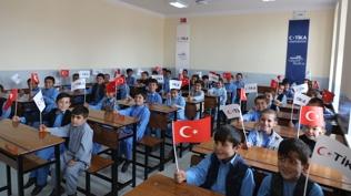 TİKA, Afganistan'da umut inşa ediyor! Türkiye'nin desteğiyle 30 bin öğrenci okula kavuştu