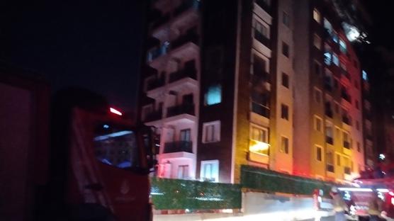 Pendik'te binanın 3'üncü katı yandı