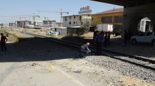 Tren yolunda facia! Karşıya geçmeye çalışan genç kurtarılamadı