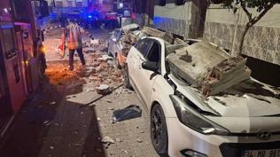 Zeytinburnu'nda korkutan olay: Büyük beton parçaları araçları hurdaya çevirdi