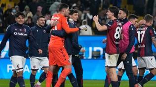 Bologna, Inter'i eleyip finale y�kseldi