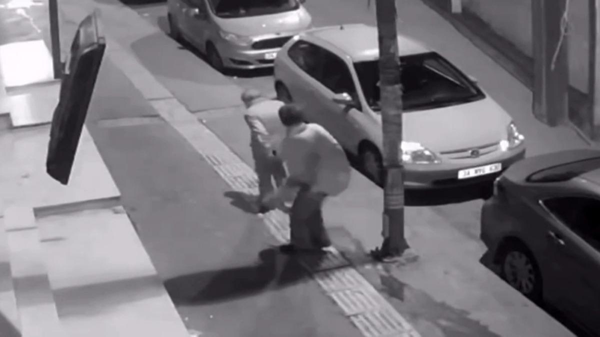 �stanbul'da ya�l� adama ac�mas�z sald�r�! Alkoll� kad�n tekme tokat d�vd�