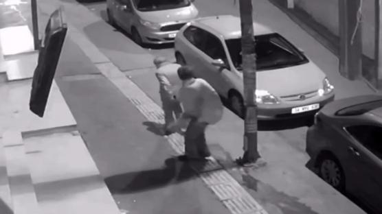 �stanbul'da ya�l� adama ac�mas�z sald�r�! Alkoll� kad�n tekme tokat d�vd�