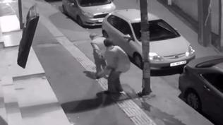 İstanbul'da yaşlı adama acımasız saldırı! Alkollü kadın tekme tokat dövdü