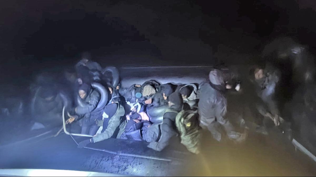 �zmir a��klar�nda d�zensiz g��men operasyonu: Onlarca ki�i yakaland�