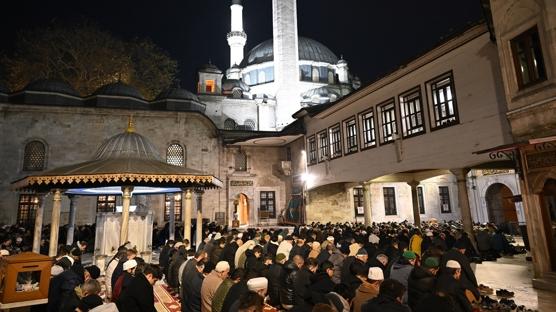 Ey�p Sultan Camisi'nde �� aylar�n ba�lamas� dolay�s�yla dua edildi