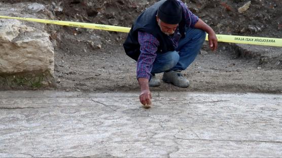 Hatay'da enkaz altından tarih çıktı