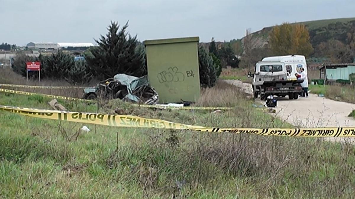 �stanbul'da otomobil bariyere �arp�p takla att�: 2 ki�i hayat�n� kaybetti