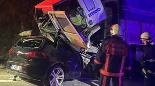 Otomobil, tır ile çarpıştı: 3 kişi öldü