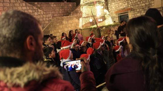 Suriye'nin �dlib ilinde 14 y�l sonra Noel ���kland�rmas� yap�ld�