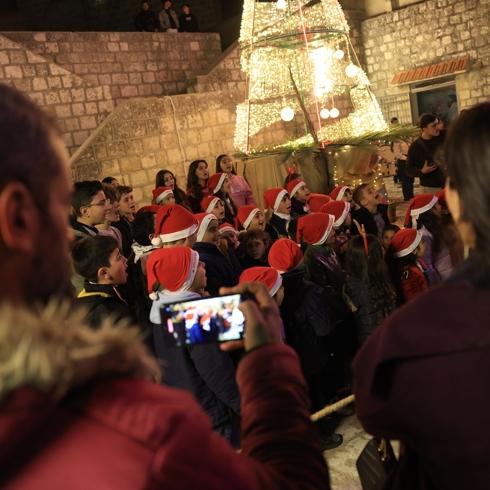 Suriye'nin İdlib ilinde 14 yıl sonra Noel ışıklandırması yapıldı