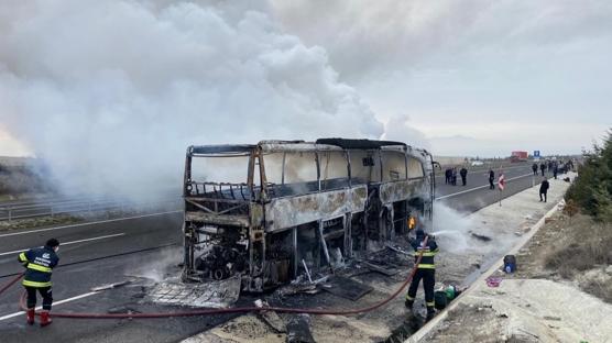 Yolcular �l�mden d�nd�! Otob�s alev ald�