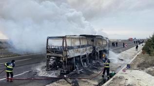 Yolcular �l�mden d�nd�! Otob�s alev ald�