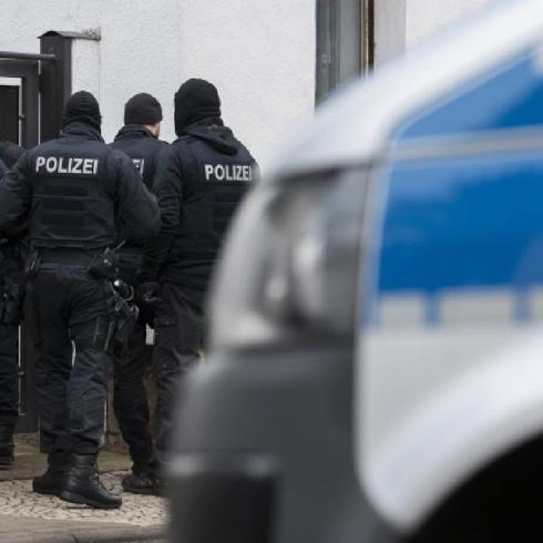 Silahlarla camiyi hedef ald�lar