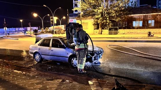 Hatay'da seyir halindeki otomobil alev ald�