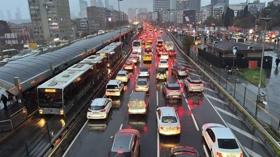 �stanbul'da haftan�n ilk i� g�n�nde trafik yo�unlu�u y�zde 81'e ��kt�