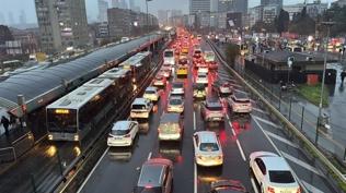 �stanbul'da haftan�n ilk i� g�n�nde trafik yo�unlu�u y�zde 81'e ��kt�